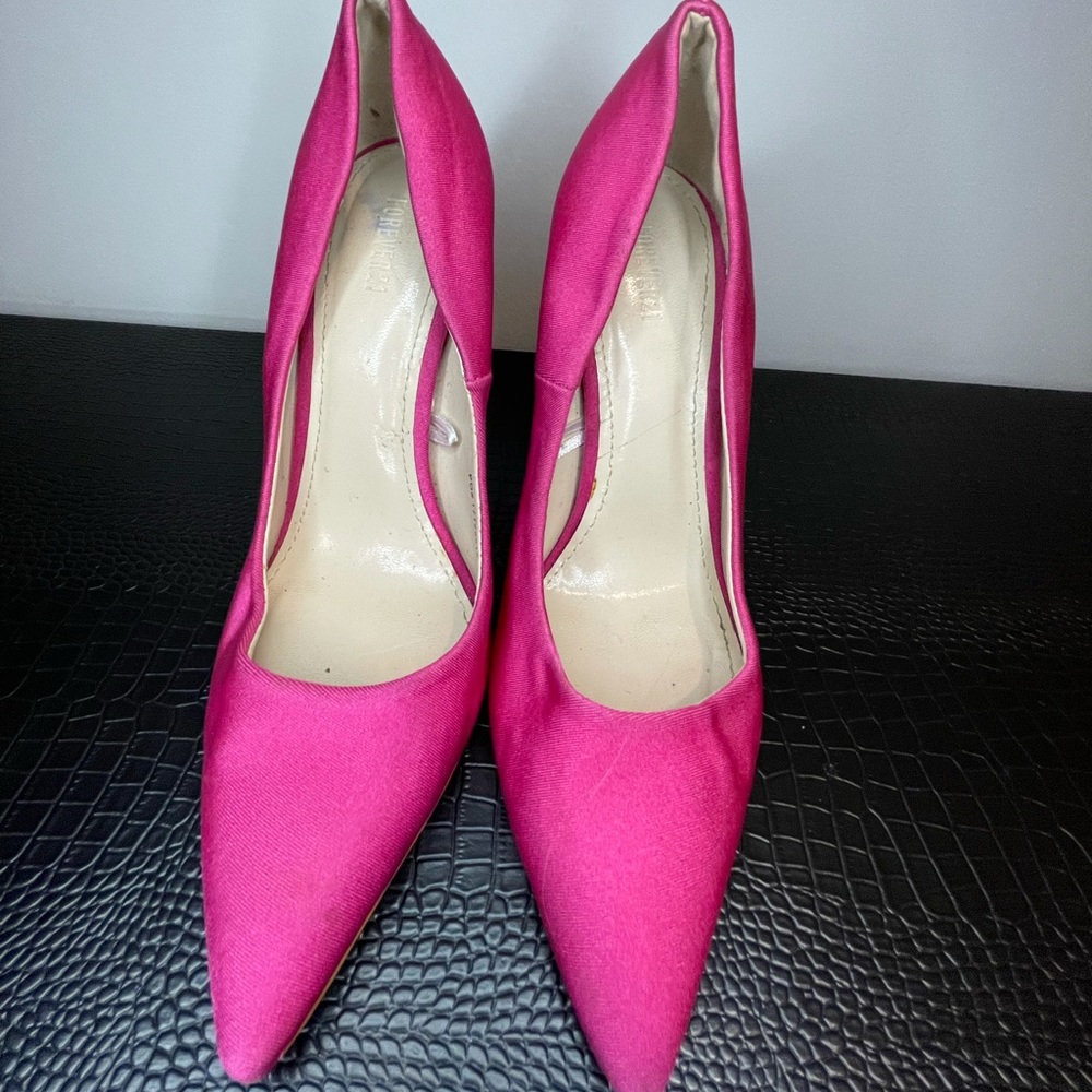 Woman’s hot pink forever 21 high heels